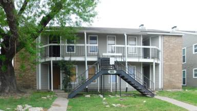 Main picture of 1910 W Loop