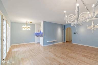 Main picture of 639 Bay St