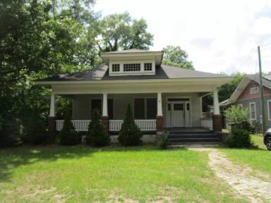 Main picture of 104 McQueen St