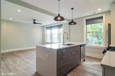 Main picture of 2104 W Byron St