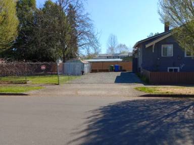 Main picture of 1215 Shipping St