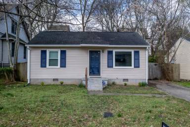 Main picture of 606 Village Ct