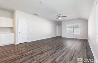 Main picture of 569 Savannah St