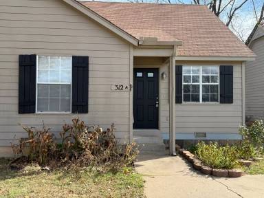 Main picture of 304 N Delaware St