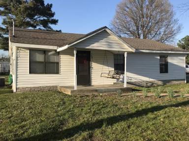 Main picture of 1401 E Lake St
