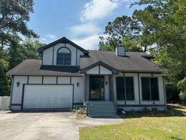 Main picture of 121 Pond Dr