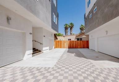 Main picture of 427 N Heliotrope Dr