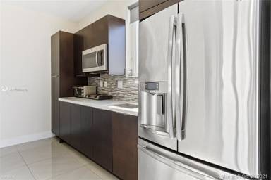 Main picture of 6414 NW 105th Pl