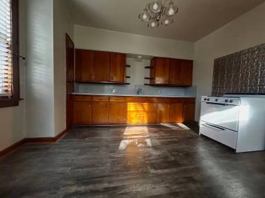 Main picture of 2359 S Kinnickinnic Ave