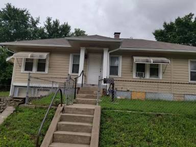 Main picture of 2818 E 69th St