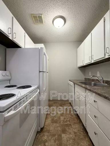 Main picture of 1119 E St Lincoln, NE 68508