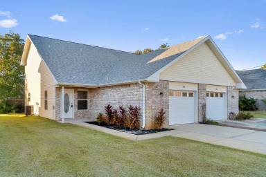 Main picture of 2145 Tom St