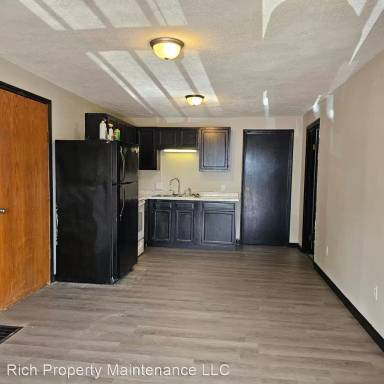 Main picture of 467 S James St