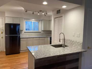 Main picture of 2324 S Race St