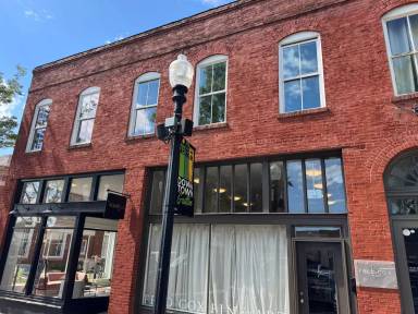 Main picture of 125 W Solomon St