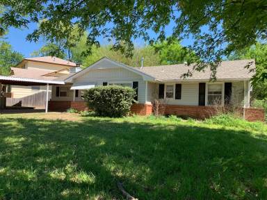 Main picture of 1405 Thompson Dr