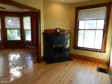 Main picture of 207 E 7th St
