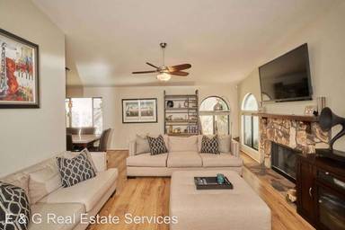 Main picture of 424 E Bluebell Ln