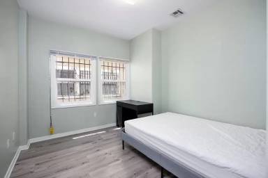 Main picture of 1220 W 27th St