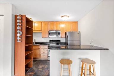 Main picture of 1800 Lasalle Ave