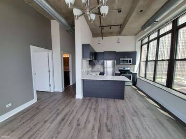 Main picture of 2036 S Michigan Ave