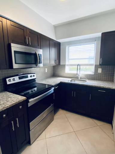 Main picture of 420 SW 1ST COURT