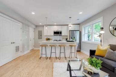 Main picture of 714 11th St NE