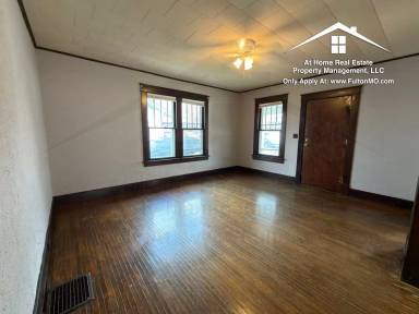 Main picture of 302 W 6th St