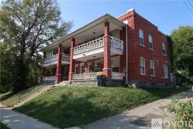Main picture of 714 Gladstone Ave