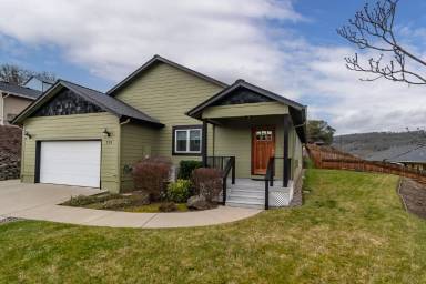 Main picture of 233 Palmdale Ave