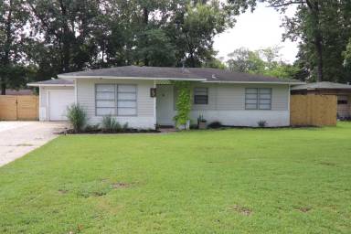 Main picture of 233 Roxton Ln