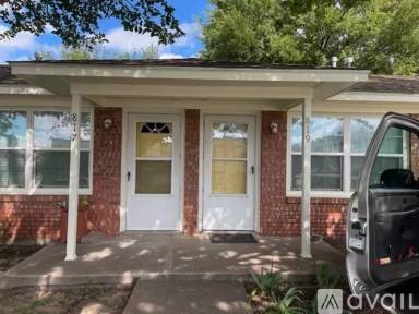 Main picture of 813 E Lindsey St