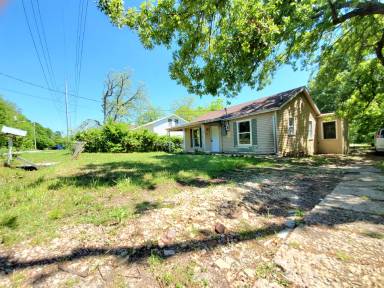 Main picture of 4015 Lake St