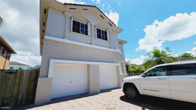 Main picture of 15490 SW 18th Ln