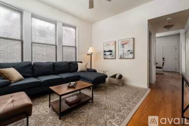 Main picture of 908 N Damen Ave