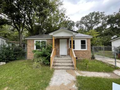 Main picture of 815 Commander St