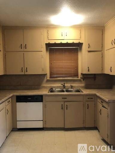 Main picture of 1105 E Washington St