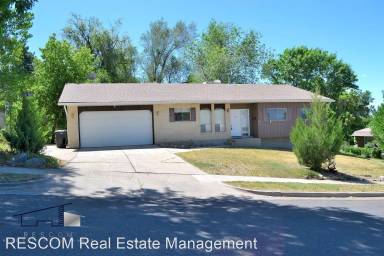 Main picture of 872 E Oxford Dr