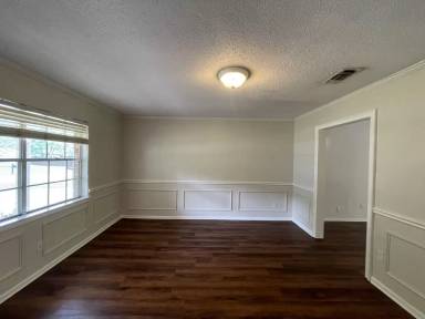 Main picture of 705 White Oak Ln