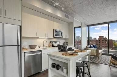Main picture of 719 S Clark St