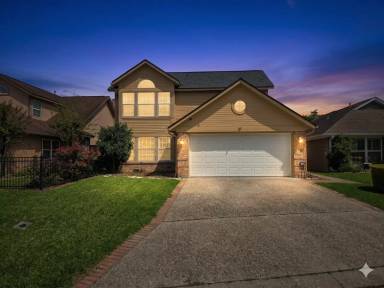 Main picture of 1015 Green Meadow St