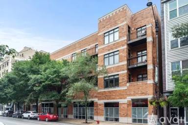 Main picture of 2757 N Lincoln Ave