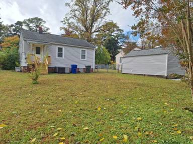 Main picture of 10 E Commodore Dr