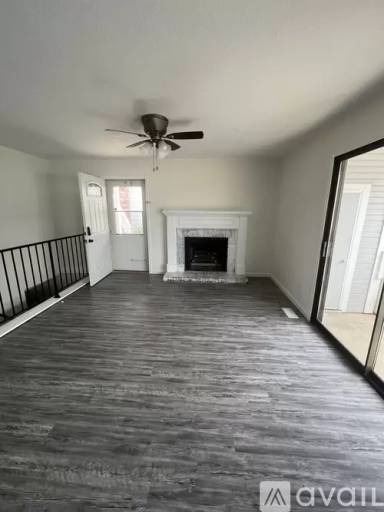 Main picture of Colonial Oaks Condominums