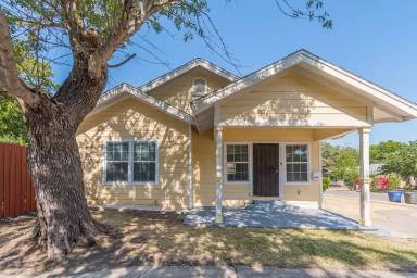 Main picture of 2407 S New Braunfels Ave