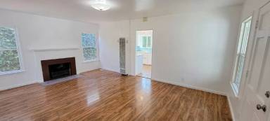 Main picture of 117 1/2 W Greenwood Ave