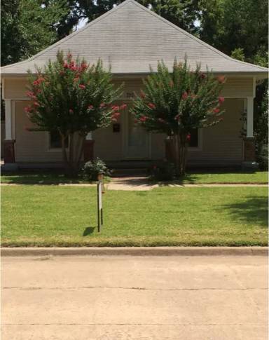 Main picture of 720 Poplar Ave