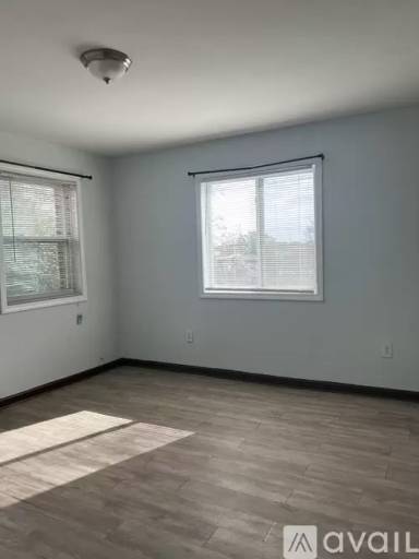 Main picture of 305 W Oak St