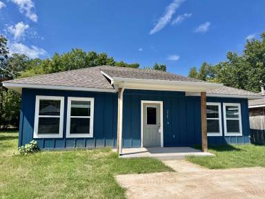 Main picture of 238 S Oak Ave