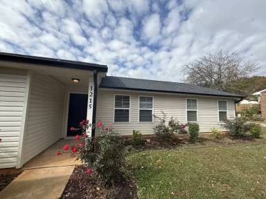 Main picture of 1215 Collins Dr